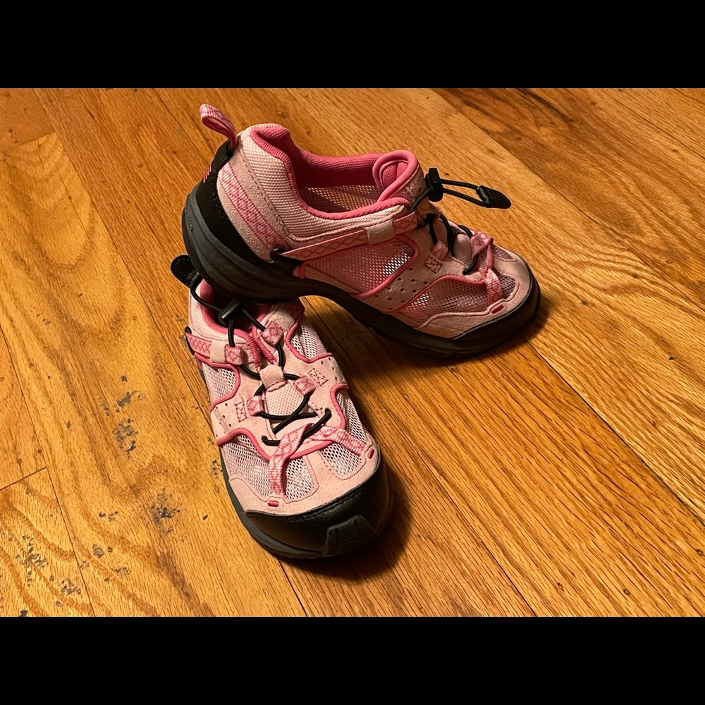 NWT Lands’End pink trekkers in youth size 3. Suede/mesh/man made upper.